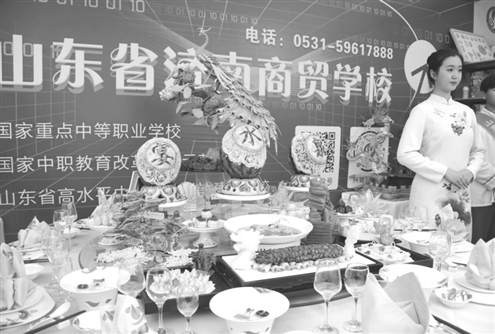 济南市商贸学校展区展出的雕刻作品